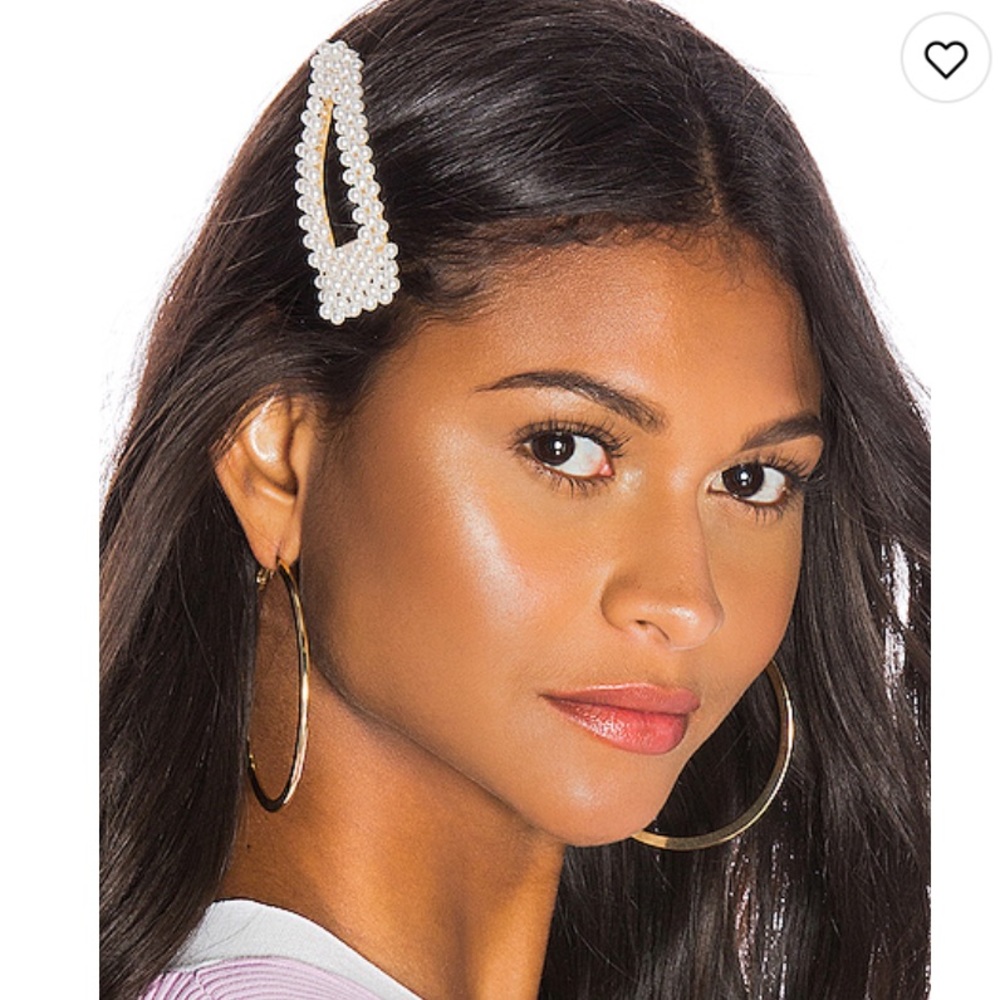 Oversized pearl hair clip